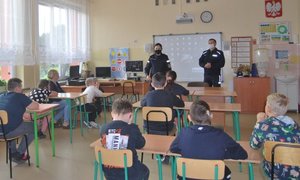 Zajęcia w Zespole Szkół Specjalnych im. UNICEF w Rzeszowie. Zdjęcia przedstawiają funkcjonariuszy prowadzących zajęcia z uczniami