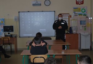 Zajęcia w Zespole Szkół Specjalnych im. UNICEF w Rzeszowie. Zdjęcia przedstawiają funkcjonariuszy prowadzących zajęcia z uczniami