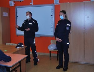 Zajęcia w Zespole Szkół Specjalnych im. UNICEF w Rzeszowie. Zdjęcia przedstawiają funkcjonariuszy prowadzących zajęcia z uczniami