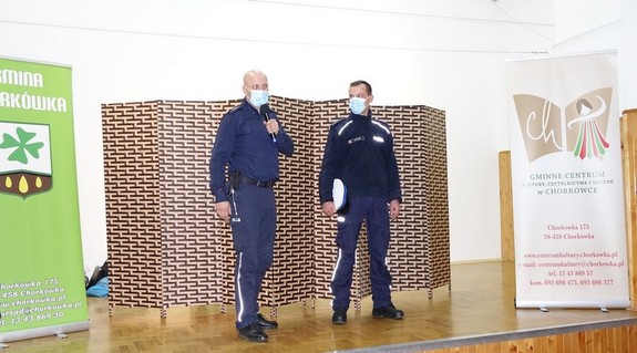policjanci na scenie gminnego ośrodka kultury w Chorkówce podczas prelekcji dla uczniów