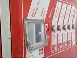 Zdjęcie przedstawia panel sterownika myjni samochodowej w kolorze czerwonym z białymi przyciskami