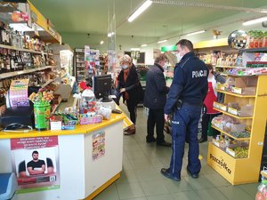 policjant oraz członkowie komisji alkoholowej w jednym ze sklepów w Borowej