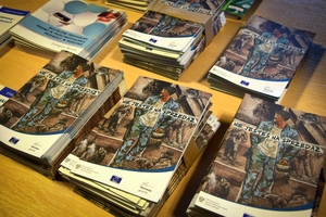 Ulotki i informatory leżące na dostępne na policyjnym stoisku w Porcie Lotniczym Jasionka - Rzeszów