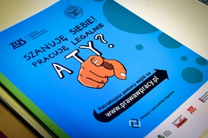 Niebieska ulotka z napisem "Szanuję siebie - pracuję legalnie. A Ty?"