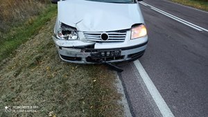 Zdjęcie kolorowe  wykonane w prze dziennej przedstawia pojazd po kolizji drogowej m-ki volkswagen sharan koloru białego