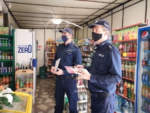 Kontrola punktów sprzedaży alkoholu - sklepów. Na zdjęciach policjanci i pracownicy Regionalnego Ośrodka Polityki Społecznej w Rzeszowie