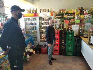 Kontrola punktów sprzedaży alkoholu - sklepów. Na zdjęciach policjanci i pracownicy Regionalnego Ośrodka Polityki Społecznej w Rzeszowie