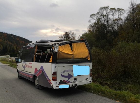 Zdjęcie kolorowe wykonane w porze dziennej przedstawia drogę powiatowa w miejscowości Leszczawa Dolna. Na zdjęciu widoczny jest bus m-ki mercedes w kolorze białym z czerwono niebieskimi dodatkami. Pojazd ten ma uszkodzony tył . gdyż jest po zdarzeniu drogowym.