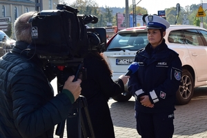 Policjantka udziela wypowiedzi przed kamerą w ramach kampanii Twoje światła - nasze bezpieczeństwo