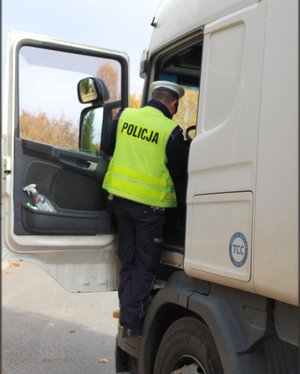 Działania policjantów ruchu drogowego Track&amp;Bus. Akcja prowadzona w dniu 24.10 2021r. na ul. Warszawskiej w Tarnobrzegu.