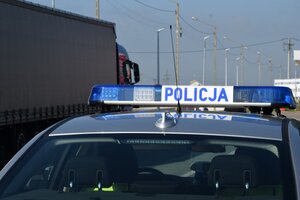 Policyjny radiowóz stojący przy samochodzie ciężarowym