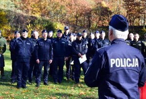 uczestnicy zawodów strzeleckich, komendant wojewódzki przemawia