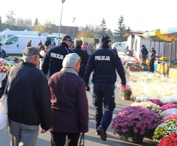 Na zdjęciu targowisko przy ul. Kwiatkowskiego w Tarnobrzegu. Dzielnicowi patrolują teren aby ustrzec mieszkańców przed kieszonkowcami.