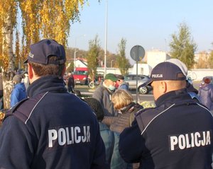 Na zdjęciu targowisko przy ul. Kwiatkowskiego w Tarnobrzegu. Dzielnicowi patrolują teren aby ustrzec mieszkańców przed kieszonkowcami.