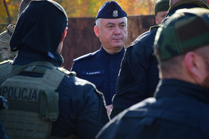 Komendant Wojewódzki Policji w Rzeszowie inspektor Dariusz Matusiak (na środku) wśród policyjnych kontrterrorystów (widoczni tyłem)