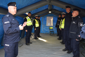 Komendant Wojewódzki Policji w Rzeszowie inspektor Dariusz Matusiak (na pierwszym planie po lewej) wśród policjantów w namiocie sztabowym
