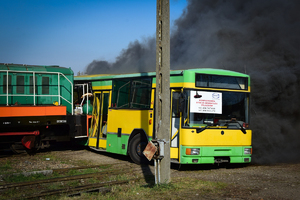 Miejsce zderzenia lokomotywy z autobusem. Autobus po prawej, za nim kłęby czarnego dymu