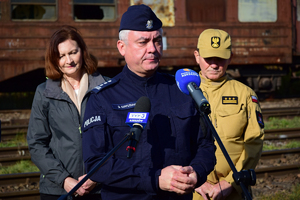 Komendant Wojewódzki Policji w Rzeszowie inspektor Dariusz Matusiak (na środku) przy mikrofonie, obok Wojewoda Podkarpacki Ewa Leniart (z tyłu po lewej) oraz przedstawiciel Straży Pożarnej (po prawej)