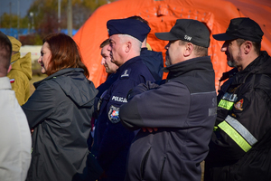 Komendant Wojewódzki Policji w Rzeszowie inspektor Dariusz Matusiak (na środku po prawej) i Wojewoda Podkarpacki Ewa Leniart (na środku po lewej) - patrzą w lewo,  obok przedstawiciele służb i instytucji.