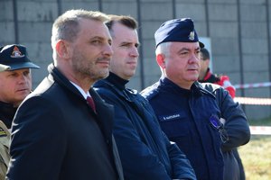 Przedstawiciele służb i instytucji, po prawej Komendant Wojewódzki Policji w Rzeszowie inspektor Dariusz Matusiak