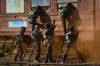 Policyjni kontrterroryści z bronią wchodzą przez okna do wagonu