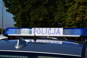 Belka policyjnego radiowozu z napisem POLICJA