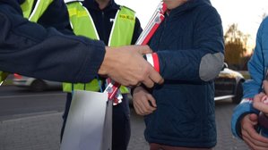 Policjanci rozdają odblaski w ramach akcji "Widoczny jak znicz"