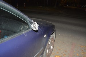 uszkodzone lusterko w zaparkowanym samochodzie