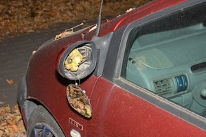 uszkodzone lusterko w zaparkowanym samochodzie