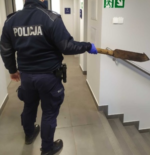 Na zdjęciu policjant, który trzyma zabezpieczony przedmiot