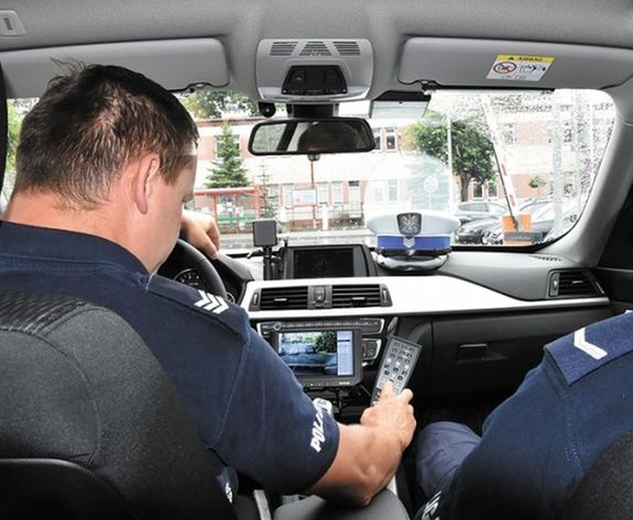 Policjanci grupy Speed w samochodzie służbowym - widok z wnętrza radiowozu