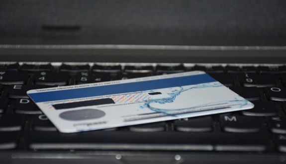 Karta bankowa położona na klawiaturze