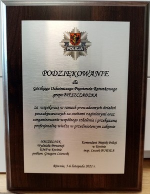 treść podziękowania pamiątkowego grawertonu z podpisami Komendanta Miejskiego Policji w Krośnie i Naczelnika Wydziału Prewencji KMP w Krośnie