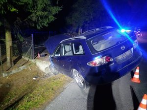 Miejsce zdarzenia drogowego. Na zdjęciu uszkodzony pojazd marki Mazda.