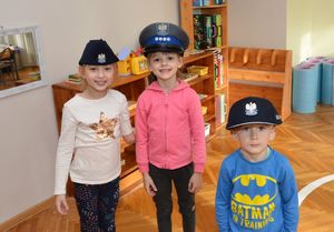 Dzieci w policyjnych czapkach