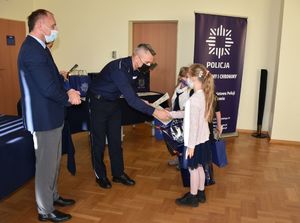 Komendant powiatowy Policji w Jarosławiu wręcza nagrody dzieciom