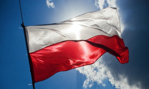 Flaga Polski, w tle niebo