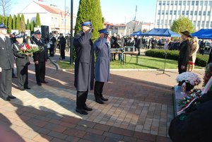 Komendant Powiatowy Policji w Ropczycach oraz Komendant Powiatowy Państwowej Straży Pożarnej w Ropczycach salutujący przed pomnikiem