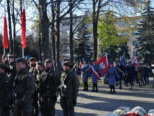 Obchody - 11listopada przy pomniku Piłsudskiego służby mundurowe biorące udziała w uroczystości