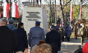 Obchody - 11listopada przy pomniku Piłsudskiego służby mundurowe biorące udziała w uroczystości