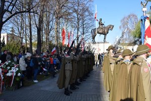 Obchody - 11listopada przy pomniku Piłsudskiego służby mundurowe biorące udziała w uroczystości