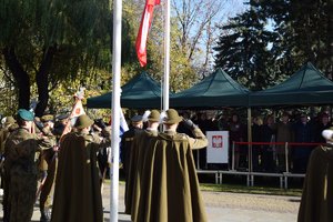 Obchody - 11listopada przy pomniku Piłsudskiego służby mundurowe biorące udziała w uroczystości. Podniesienie Flagi Państwowej na maszt