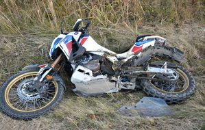 Uszkodzony motocykl w wyniku zderzenia z sarną