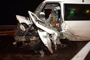 Miejsce zdarzenia drogowego autostrada A4 pojazd Ford Transit uszkodzony  bok pojazdu