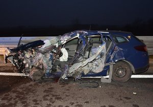 Miejsce zdarzenia drogowego autostrada A4 pojazd Renault Megane uszkodzony bok pojazdu