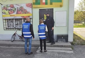Wspólne kontrole sklepów  przez sanepid i funkcjonariuszy Policji