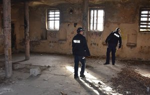 Policjantka i policjant sprawdzają opustoszały budynek
