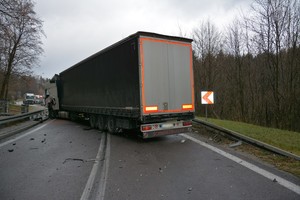 uszkodzenia powypadkowe ciężarowego volvo. Zestaw pojazdów stojący w poprzek drogi