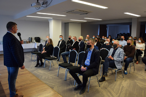 Inauguracja projektu „Fałszywy telefon - zagrożone oszczędności”. Uczestnicy konferencji na sali podczas spotkania.