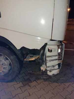 Uszkodzony pojazd ciężarowy Volvo, koloru białego, który uderzył w bariery energochłonne, a kierujący był pod działaniem alkoholu i posiadał zakaz kierowania pojazdami
